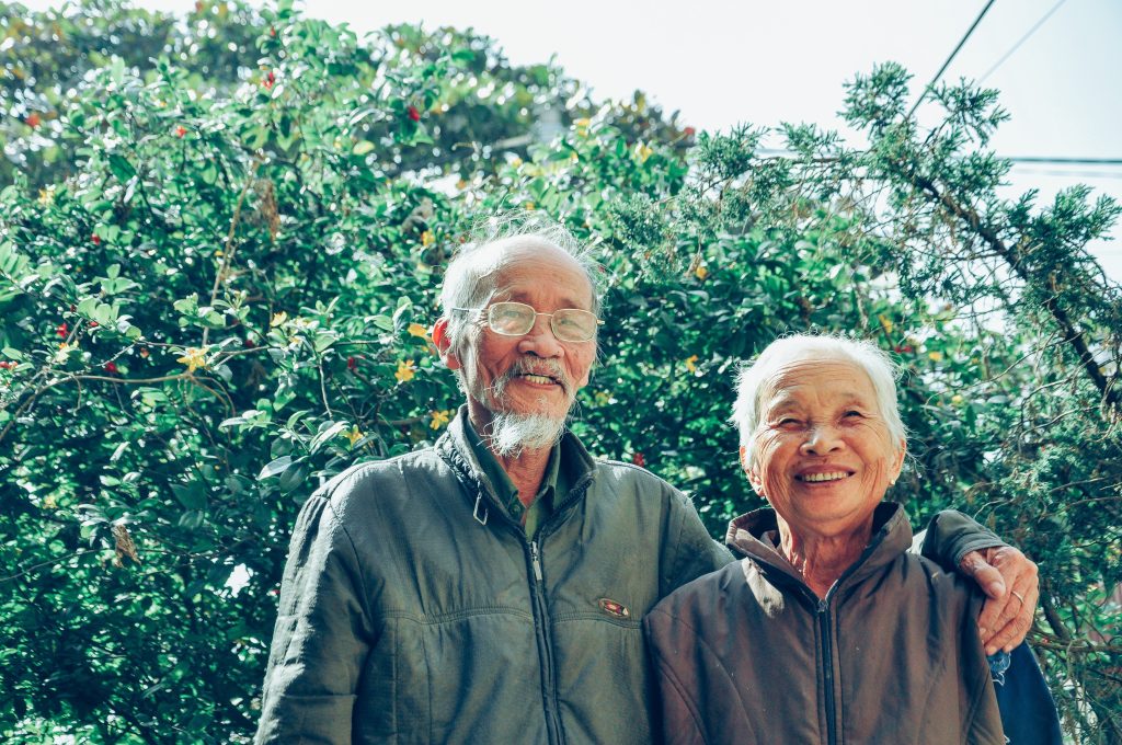 An older couple smiling.
